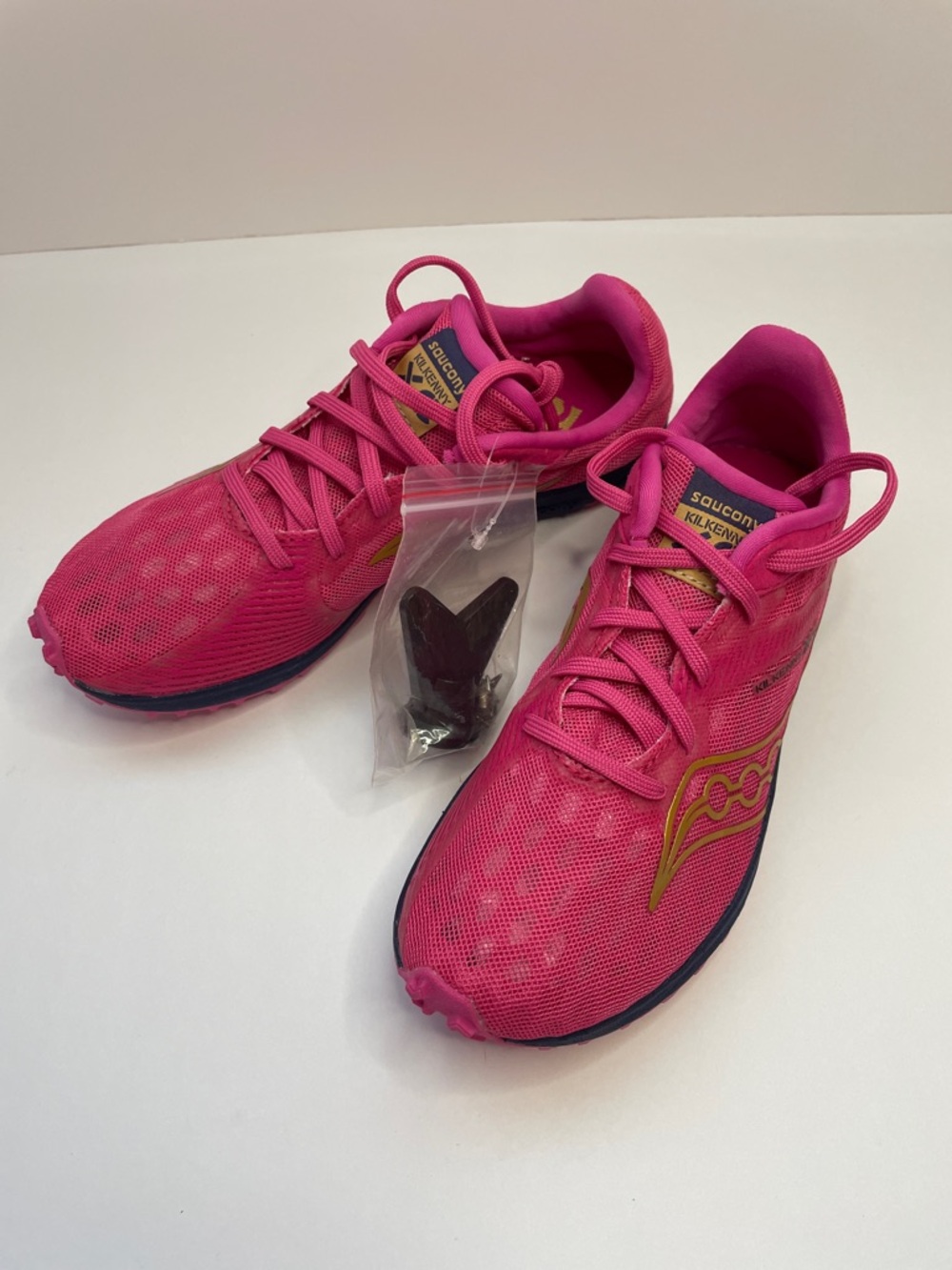 NIB Saucony Women's Hot Pink and Gold Kilkenny XC Running Shoes.  Size 5 - Picture 2 of 8